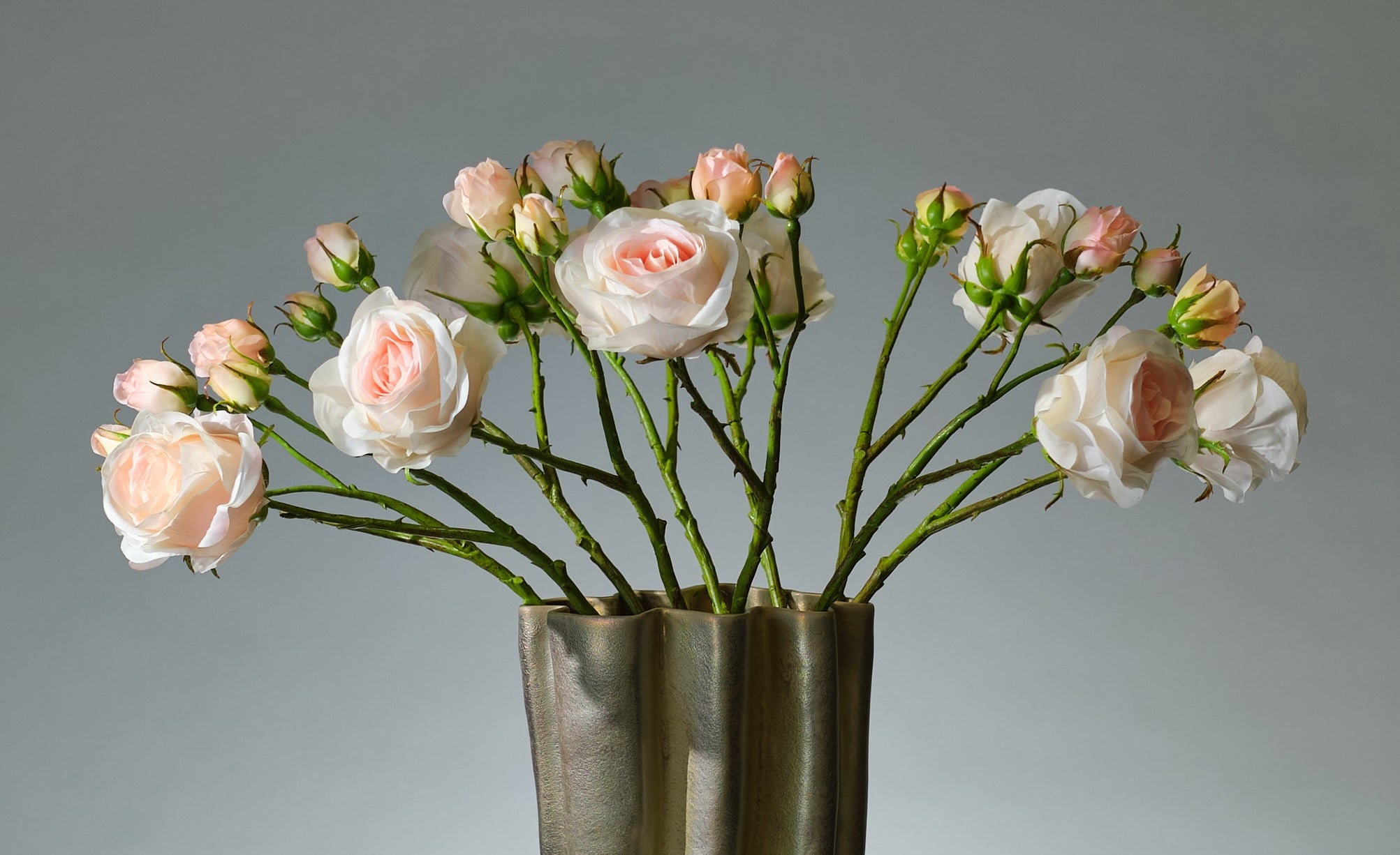 Verklighetstrogna rosor i siden som är perfekt för inredning och kontor. Florissma