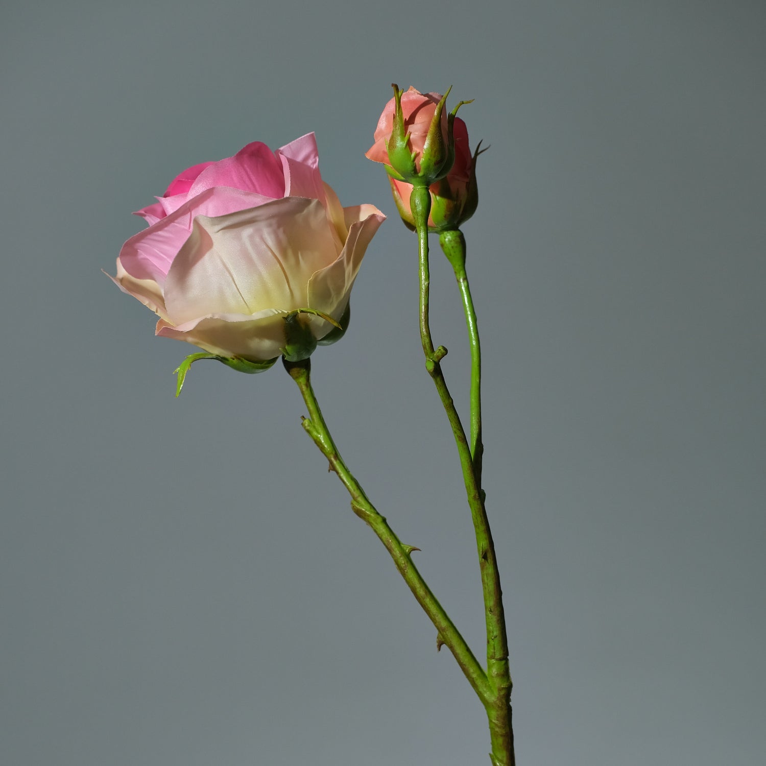Konstgjord Ros i färgen rosa med Knoppar. Bilden visar närbild från sidan - FLORISSMA