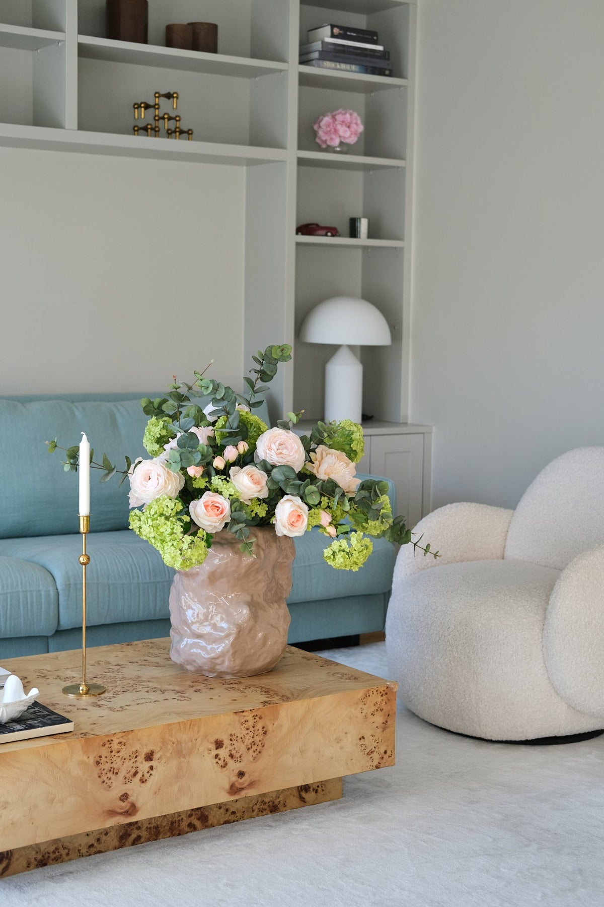Flora Bell – Ljus och lyxig konstbukett med rosor, pion och eukalyptus - FLORISSMA