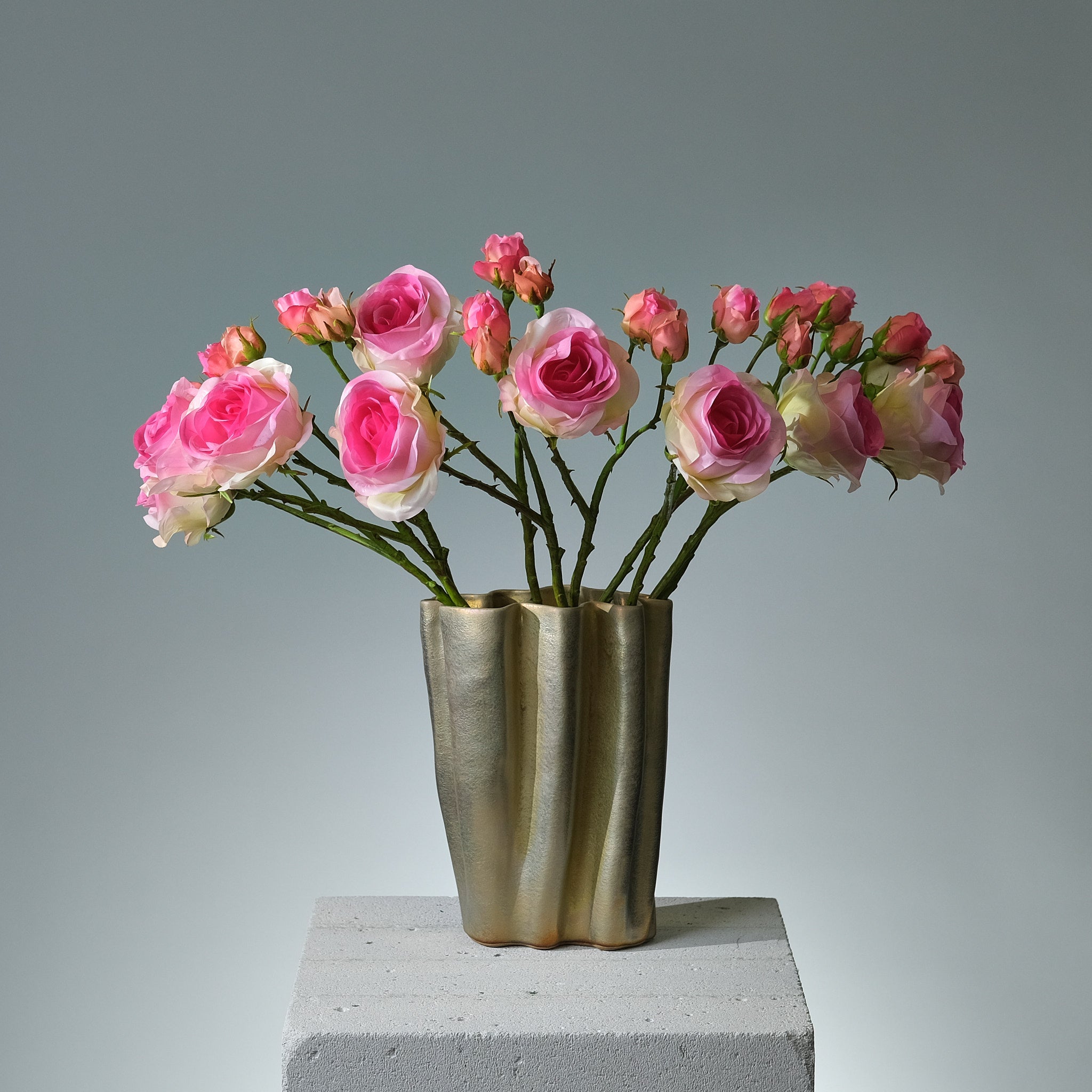 Konstgjord Ros i färgen rosa med Knoppar. Bilden visar flera i vas - FLORISSMA
