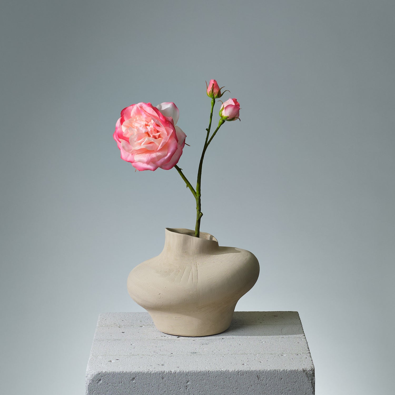 Konstgjord Ros i färgen rosa Utslagen med Knoppar. Bilden visar en styck - FLORISSMA