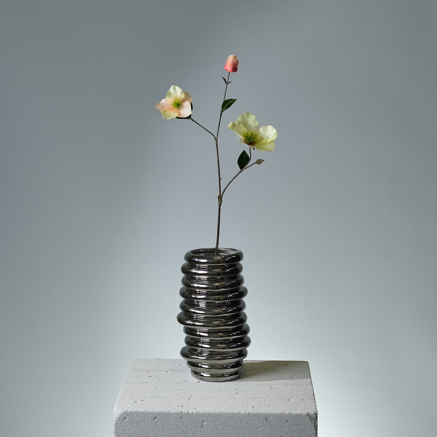 Konstblomma Julros Persika/Grön stående i en silvervas - FLORISSMA