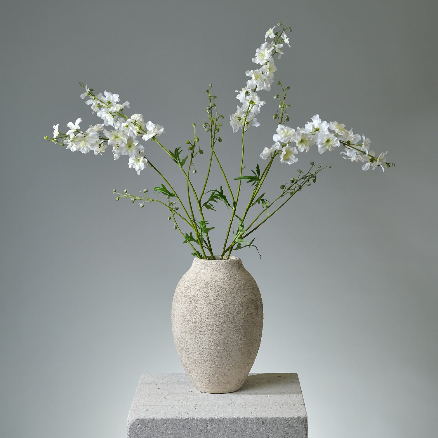 Riddarsporre Cremé Konstblomma i Vitt - FLORISSMA. Denna visar flera snittblommor