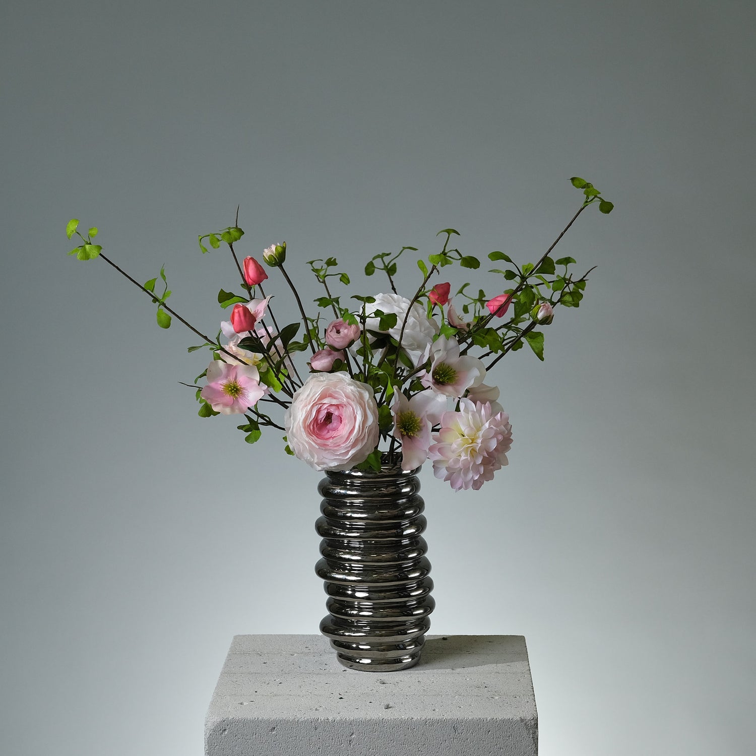 Bukett i konstblommor med rosa julrosor, krämfärgade dahlior, persikofärgade ranunkler och grön ginkgo i romantisk och stilren uppsättning - FLORISSMA