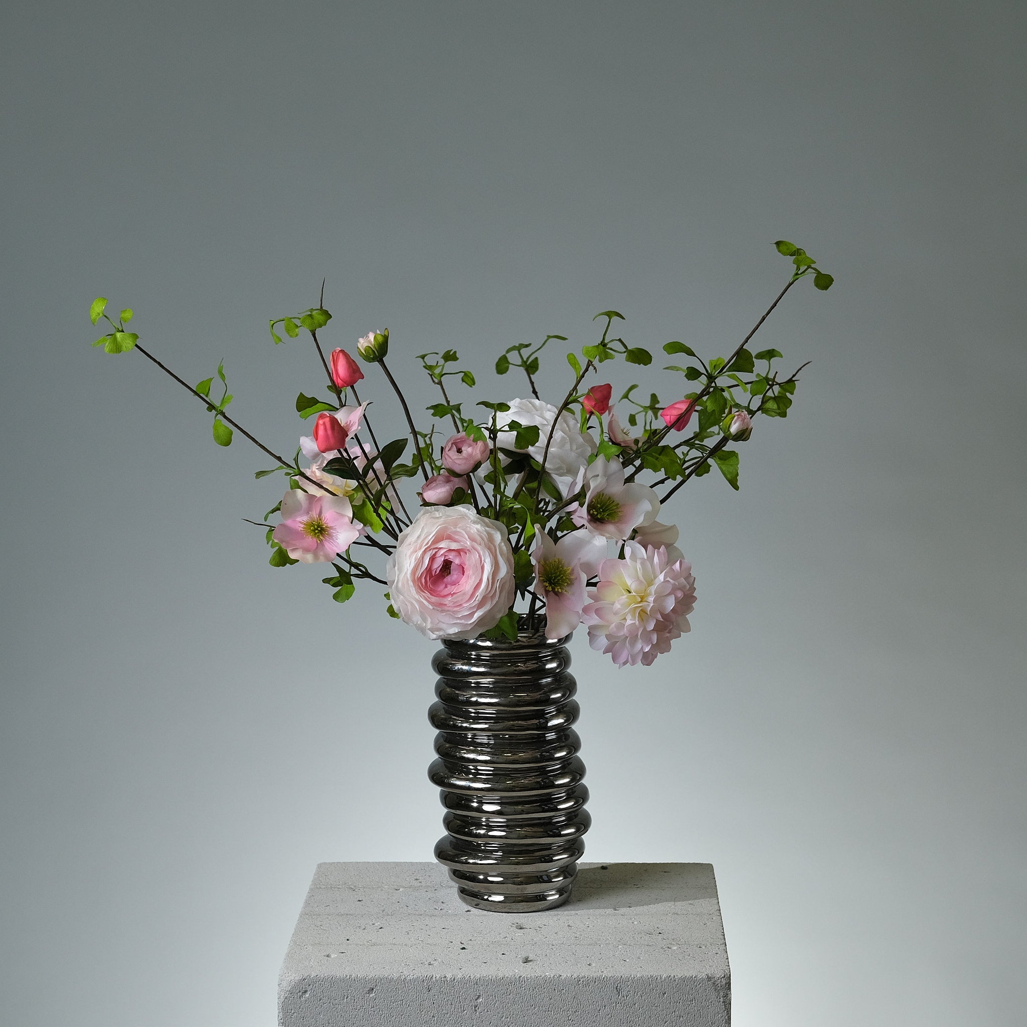 Bukett i konstblommor med rosa julrosor, krämfärgade dahlior, persikofärgade ranunkler och grön ginkgo i romantisk och stilren uppsättning - FLORISSMA