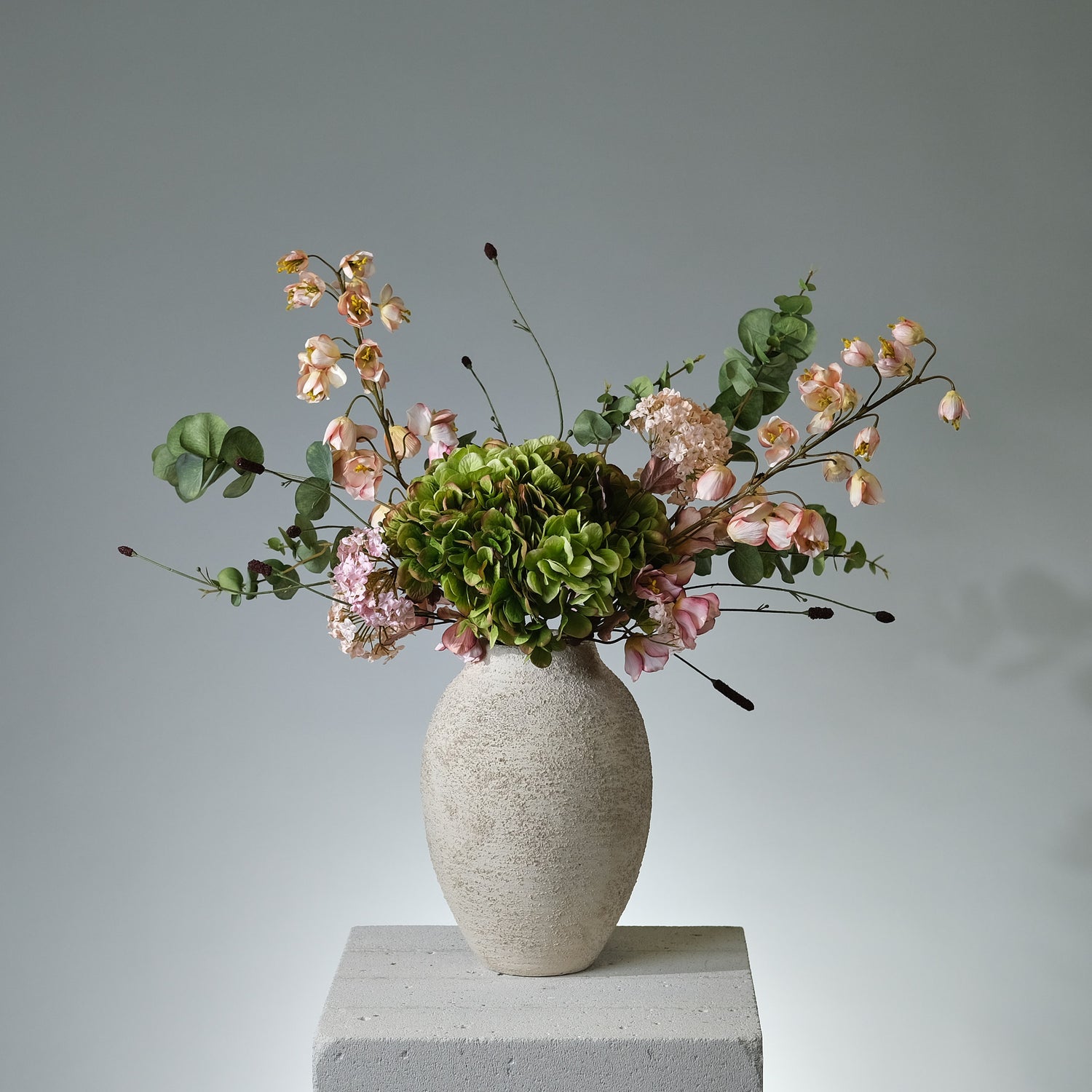 Konstgjord bukett Petral Bloom med kungsängslilja, grön hortensia, snöbollar i persika och mauve, burgundpimpernell och eukalyptus – naturtrogen och stilren - FLORISSMA