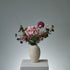Konstgjord bukett Allium of Cosmos med allium, ljusrosa hortensia, burgund- och crèmefärgad kosmos, lavendelvildmorot och grönt eukalyptusbladverk - FLORISSMA