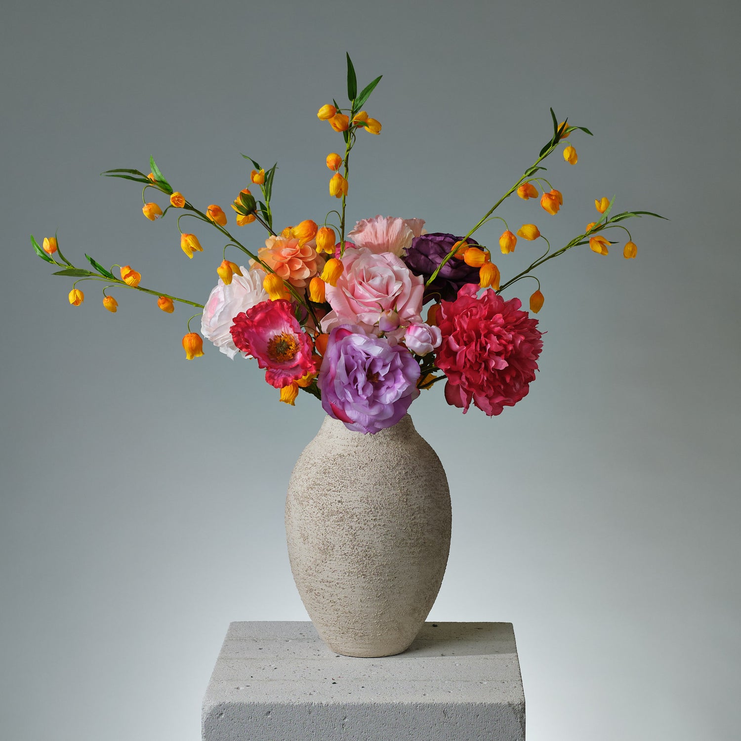 Konstgjord bukett Orange Juice med pion, gul-orange dahlia, vallmo, sandersonia, lavendelrosor och ranunkler i somriga nyanser – naturtrogen och färgstark- FLORISSMA