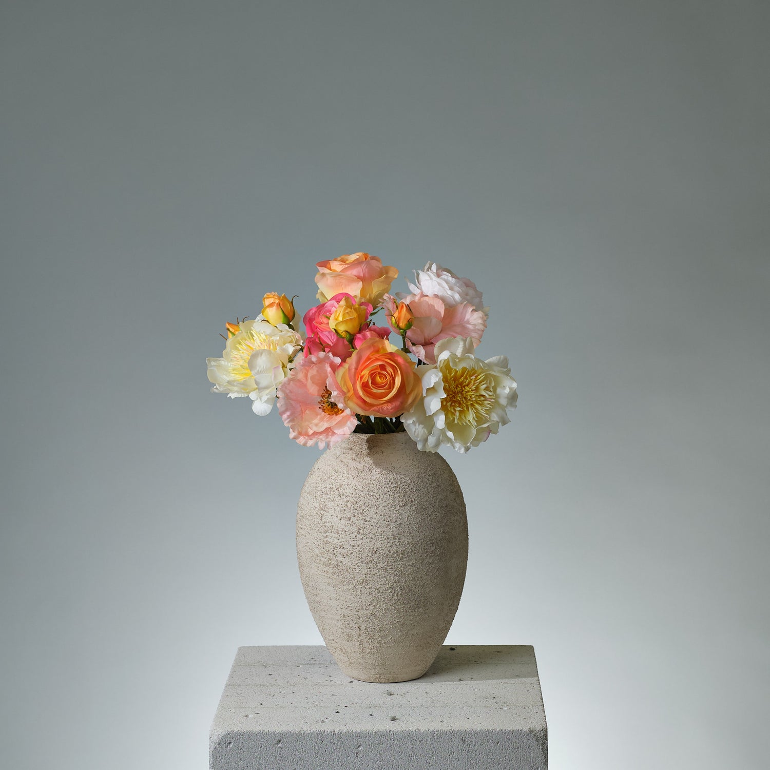 Konstgjord bukett Marigold med crème pioner, rosa vallmo, persika ranunkel samt gula och rosa rosor – färgstark och naturtrogen design - FLORISSMA