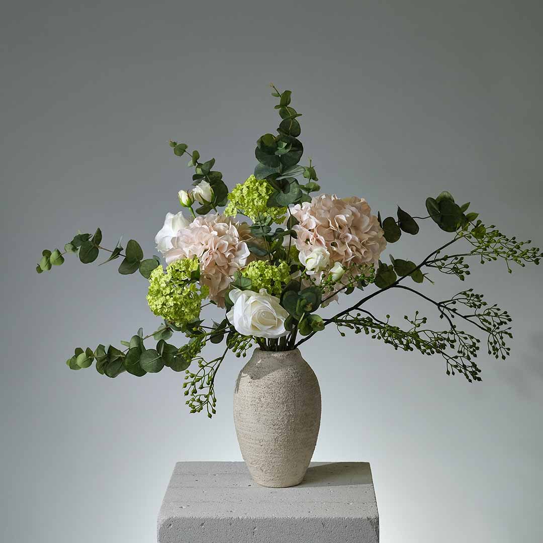 Stor konstbukett Grand of Flower med pioner, rosor, hortensior, snöbollar och eukalyptus i eleganta färgtoner – exklusiv och naturtrogen design - FLORISSMA
