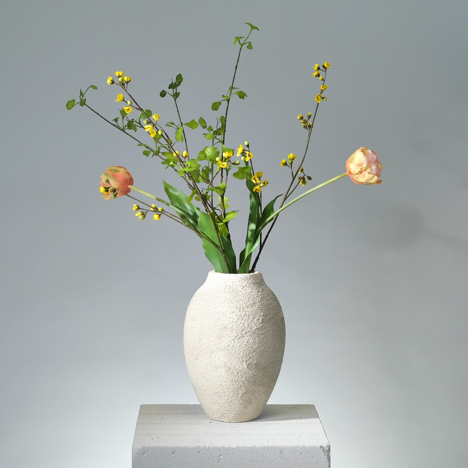 Konstgjord bukett Spring Lush med tulpaner, gula körsbärsblommor och gröna ginkgogrenar i ljus vårdesign - FLORISSMA
