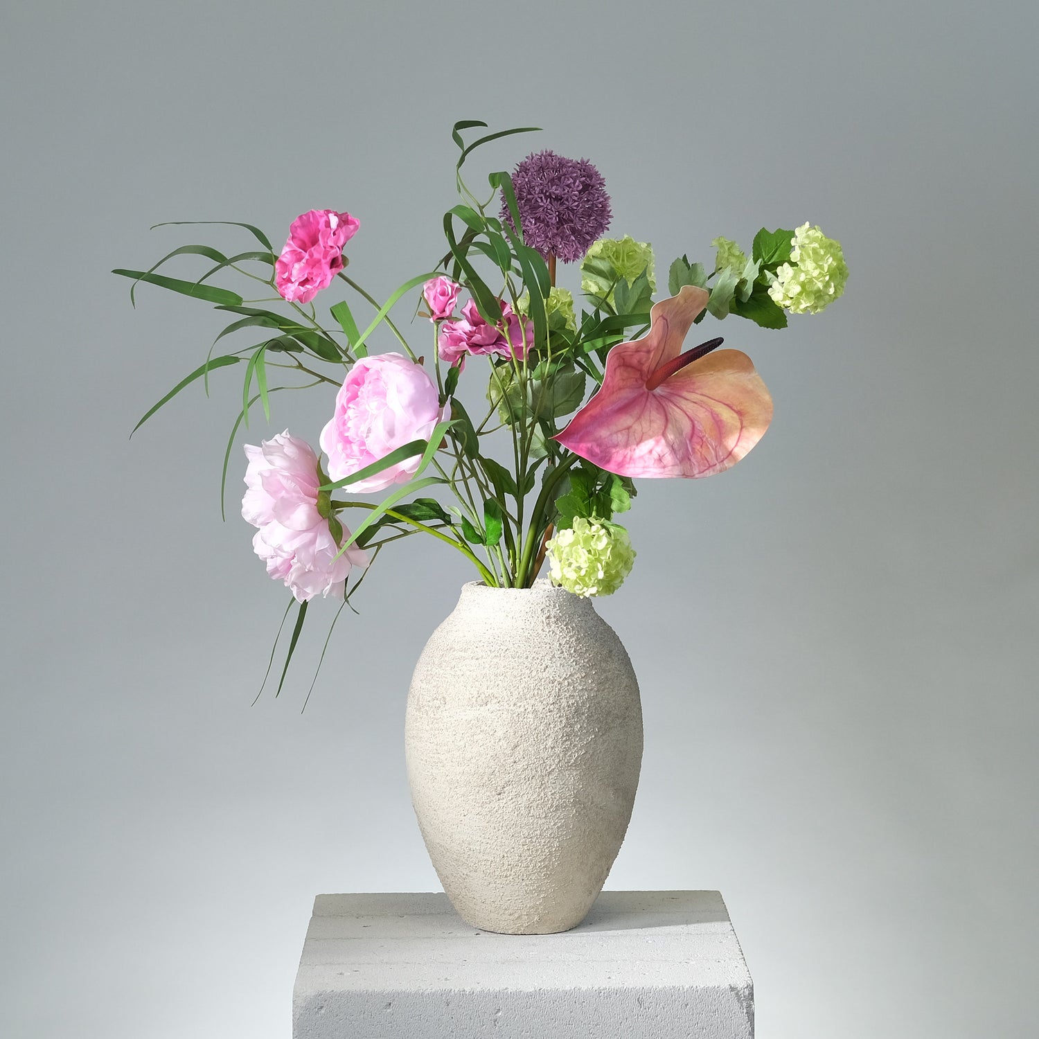 Konstgjord bukett i lila och rosa nyanser med realistiska blommor – en elegant och underhållsfri inredningsdetalj. - FLORISSMA