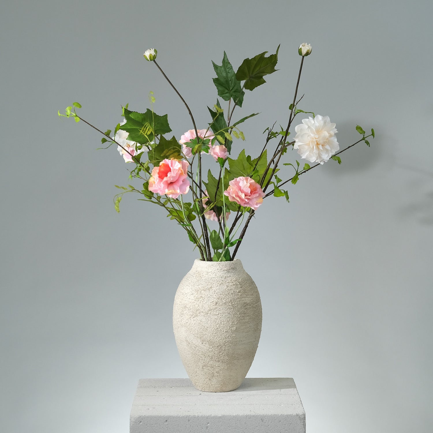 Konstgjord bukett Verdant Dream med naturtrogna blommor i grönt, vitt och blekrosa, arrangerad i luftig och elegant stil. FLORISSMA
