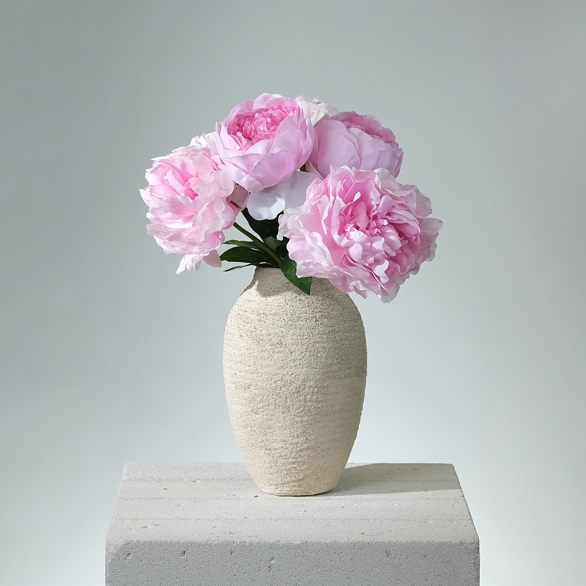 Konstgjord bukett Peony Whispers Rosa med sex rosa pioner i realistiskt sidenmaterial – tidlös, romantisk och underhållsfri. - FLORISSMA