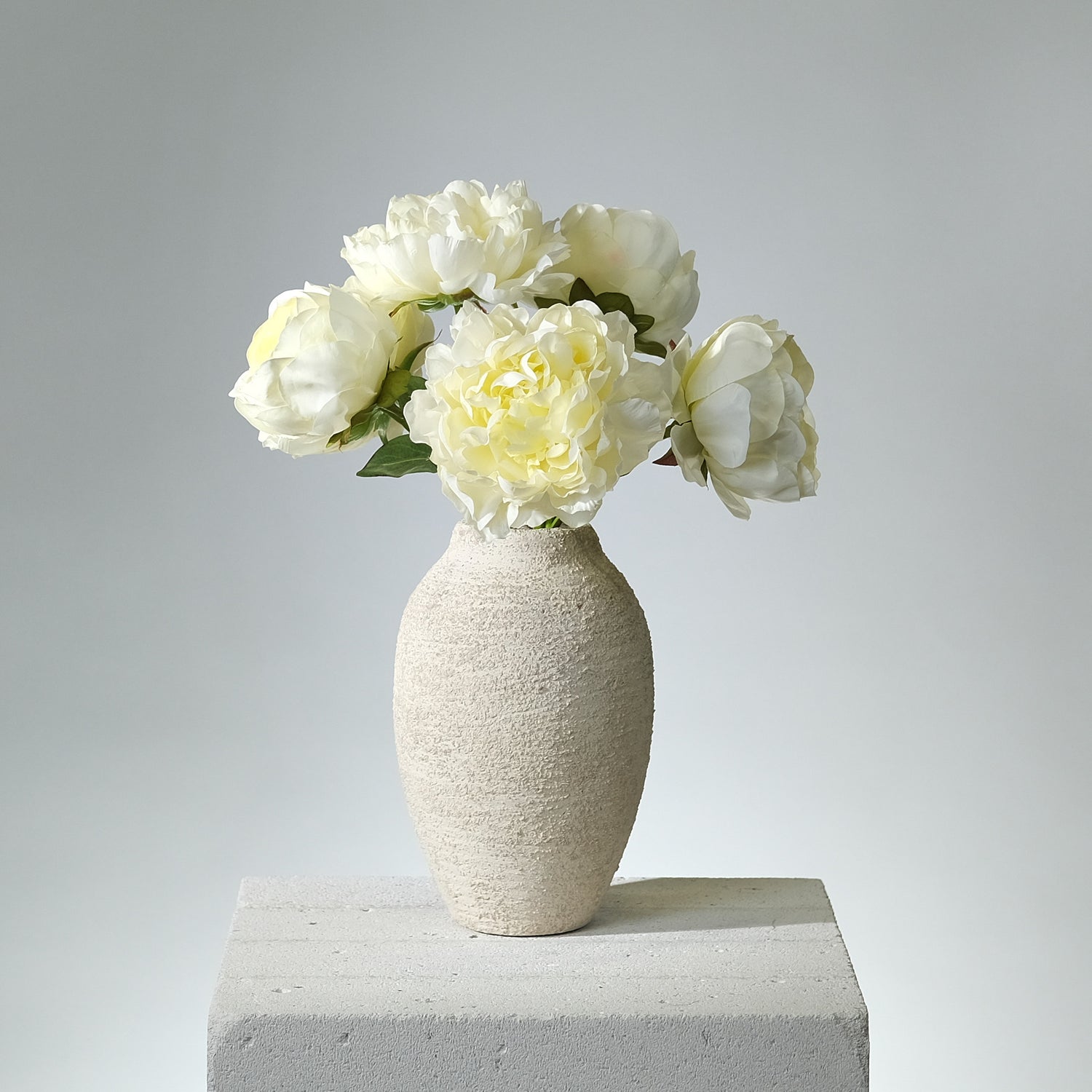 Konstgjord bukett Peony Whispers Yellow med gula pioner i naturtrogen design – en elegant, underhållsfri inredningsdetalj. - FLORISSMA