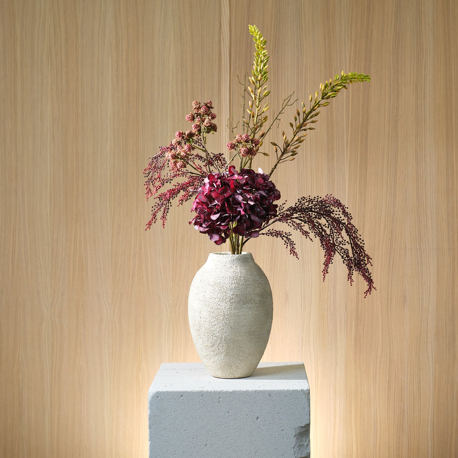 Raw Harmony - Djup Burgundy Hortensia med Mjuka Björnbär i Mauve