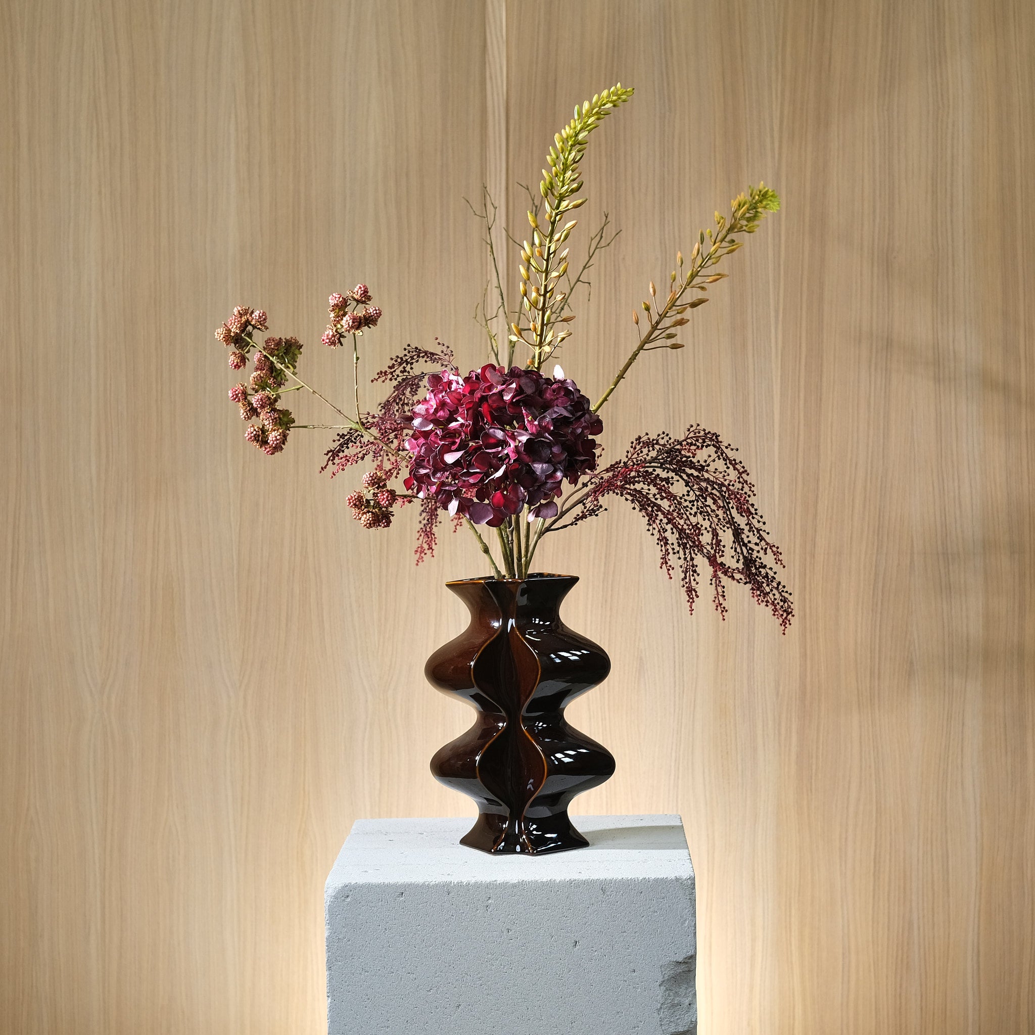 Raw Harmony - Djup Burgundy Hortensia med Mjuka Björnbär i Mauve