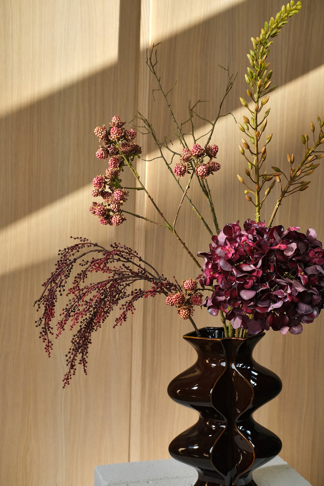 Raw Harmony - Djup Burgundy Hortensia med Mjuka Björnbär i Mauve