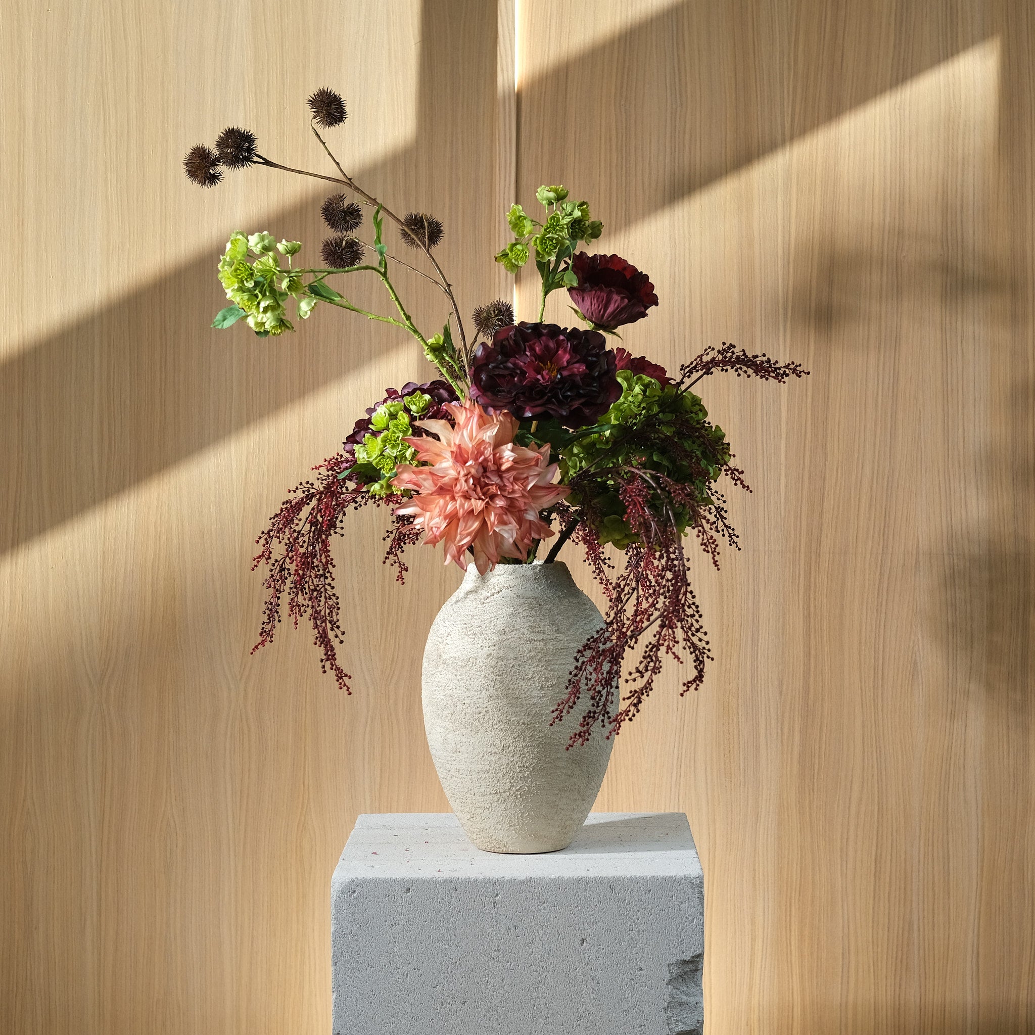 Autumn Reverie - Burgundy Ros i Real Touch möter Grön Julros, Vallmo, Dahlia och frodig Grön Hortensia