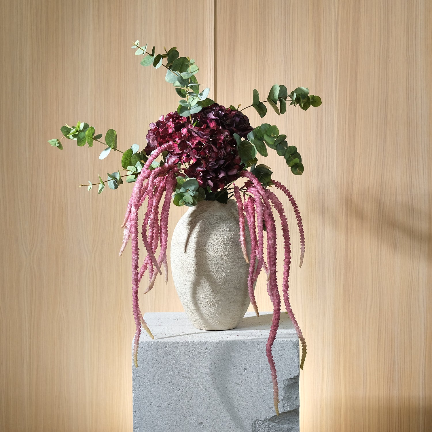 Velvet Edge - En Chic Höstbukett med Frodiga Hortensior i Real Touch med Varma och mjuka Amaranthus