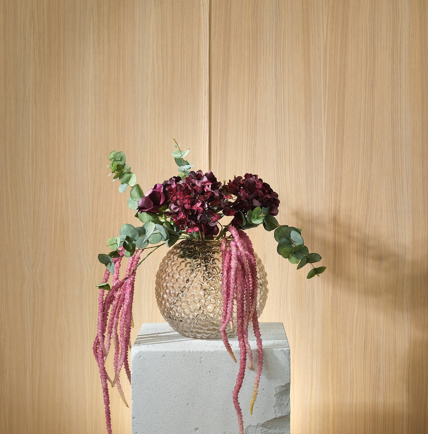 Velvet Edge - En Chic Höstbukett med Frodiga Hortensior i Real Touch med Varma och mjuka Amaranthus
