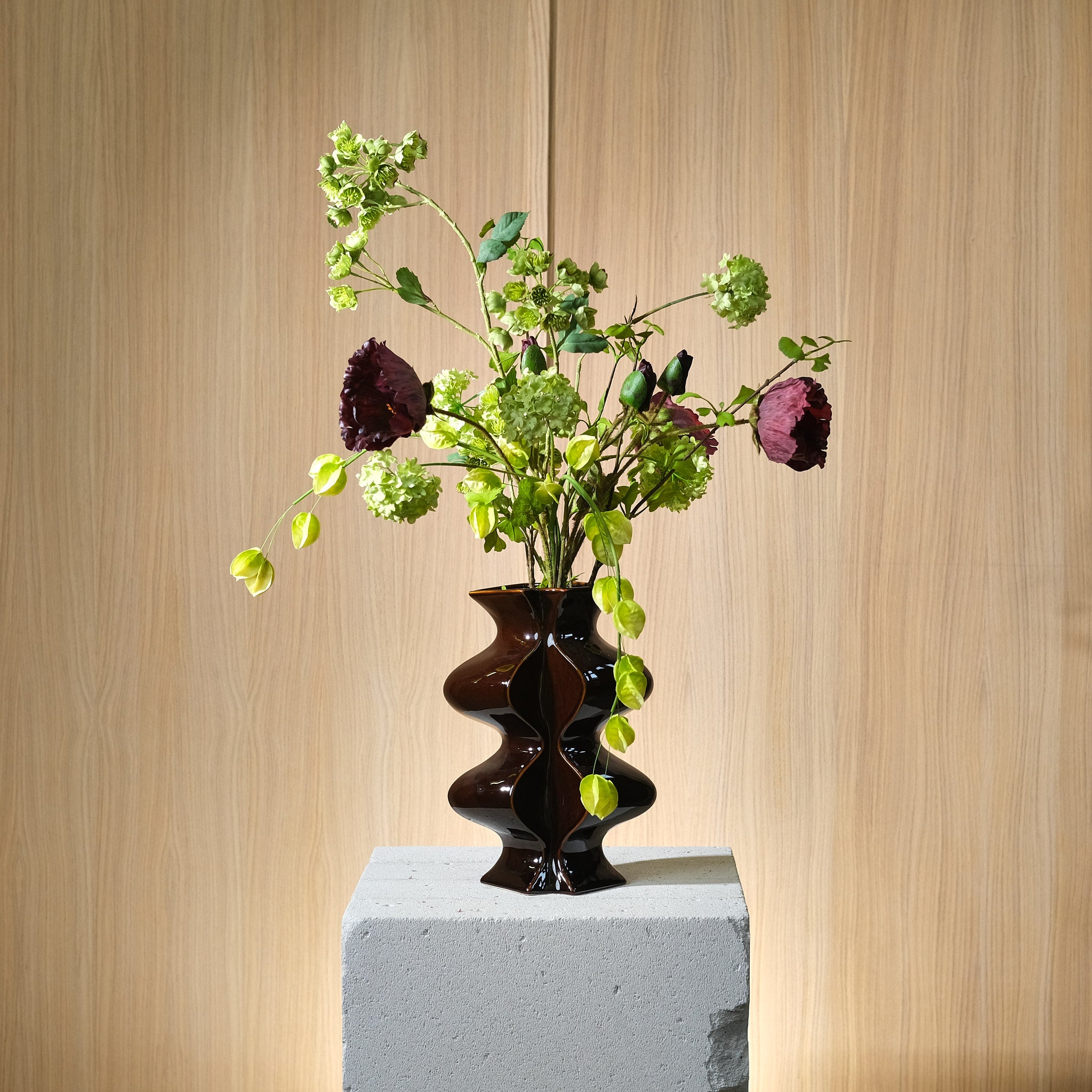 Velvet Grace - En Stilfull Höstbukett med Burgundy Vallmo och Physalis.