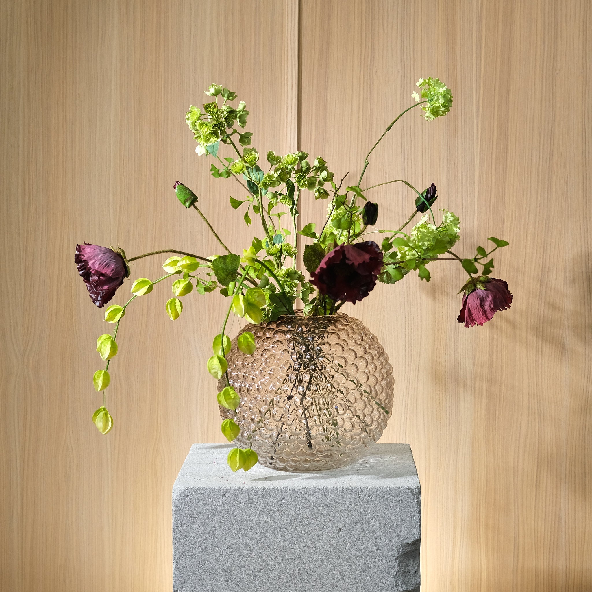 Velvet Grace - En Stilfull Höstbukett med Burgundy Vallmo och Physalis.