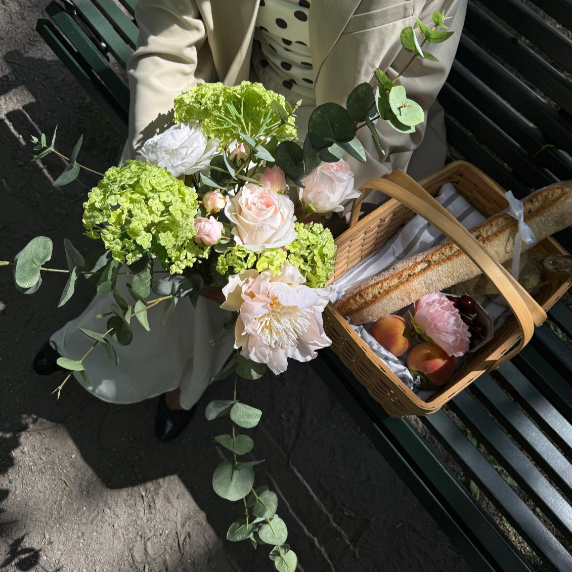 Flora Bell – Ljus och lyxig konstbukett med rosor, pion och eukalyptus - FLORISSMA