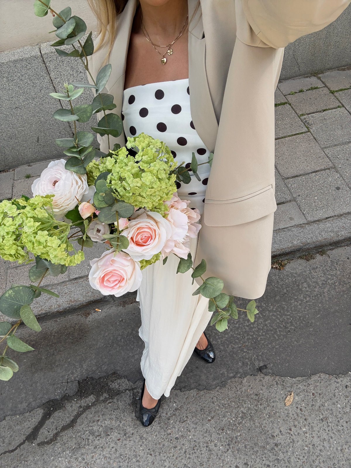 Flora Bell – Ljus och lyxig konstbukett med rosor, pion och eukalyptus - FLORISSMA