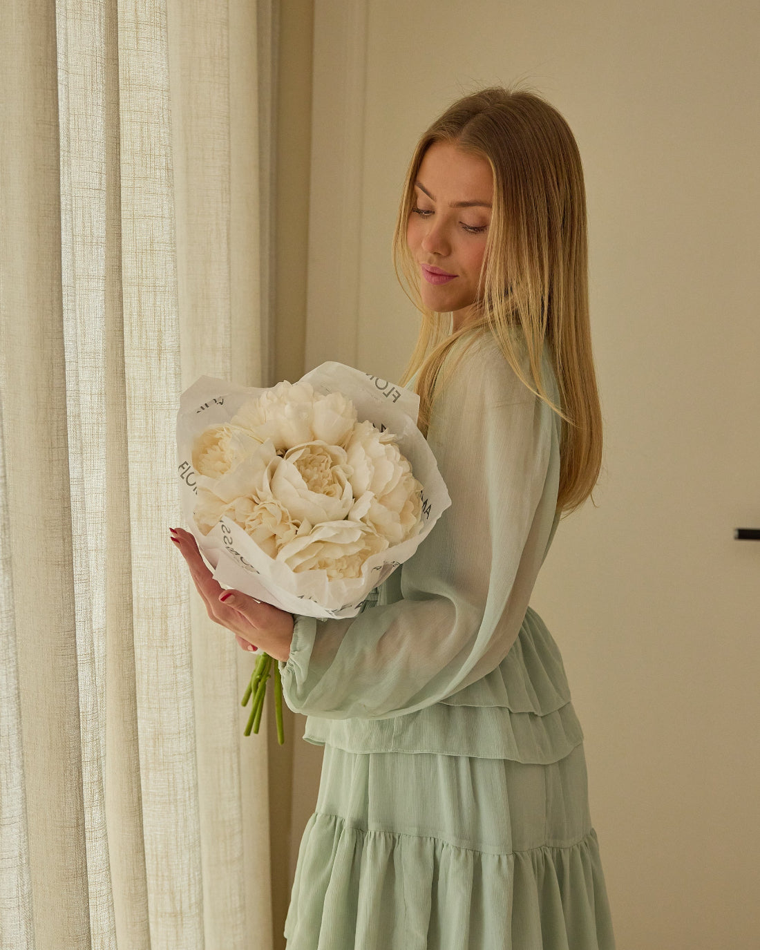Peony Whispers White – Konstbukett med 6 Vita Real‑Touch‑Pioner