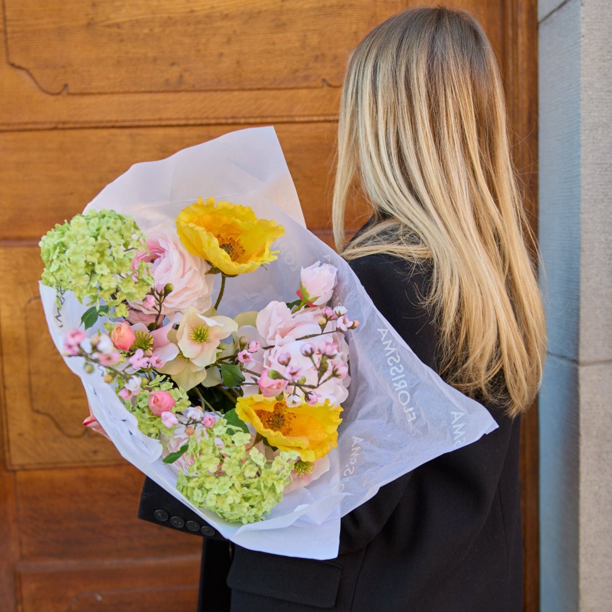 Jasmine Pearl – Färgstark Bukett i Konstblommor med Pion, Vallmo och Julros - FLORISSMA