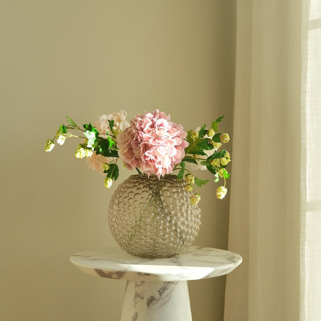 Humble Bee – Naturtrogen Real Touch Bukett med Humle, Pion och Hortenisa - FLORISSMA