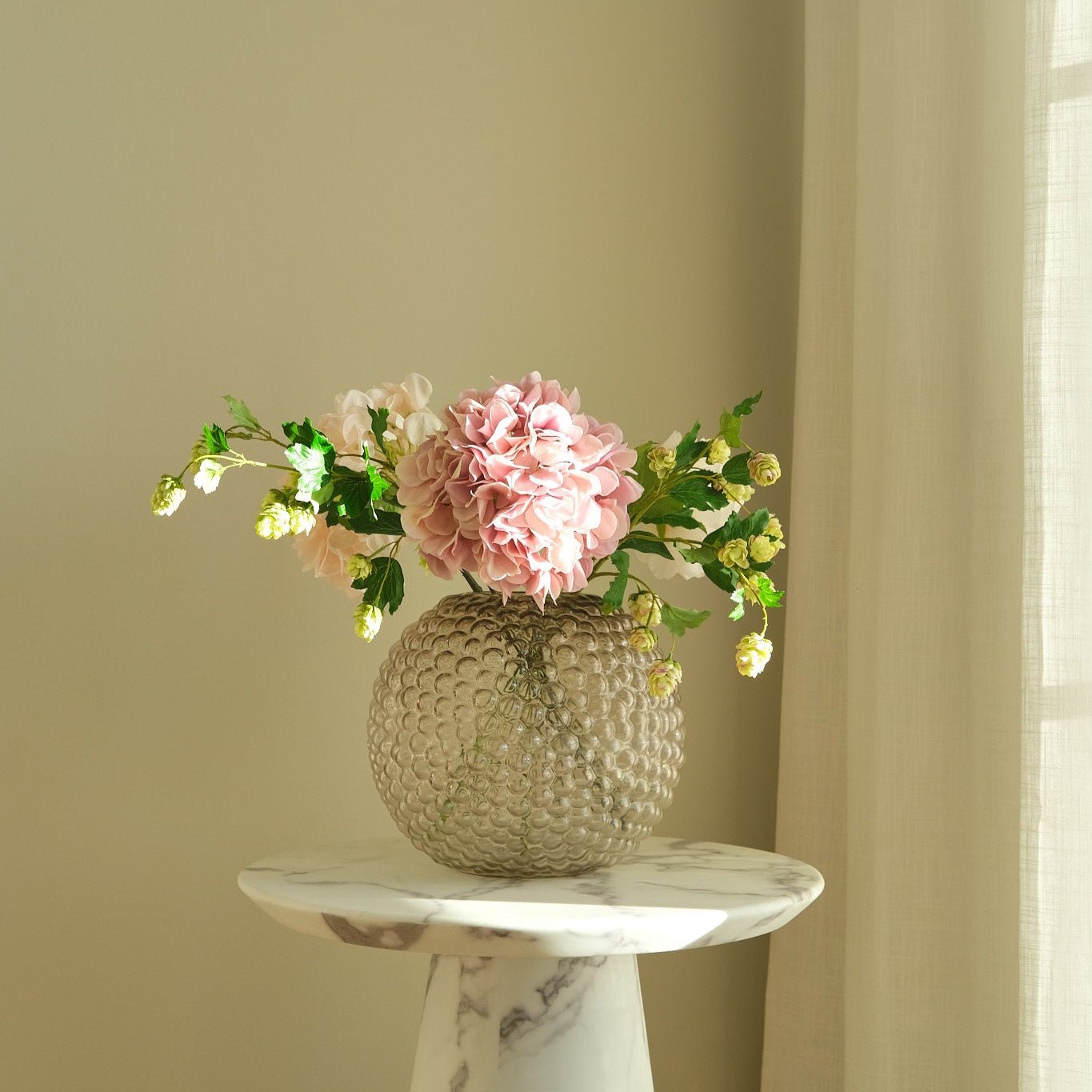 Humble Bee – Naturtrogen Real Touch Bukett med Humle, Pion och Hortenisa - FLORISSMA