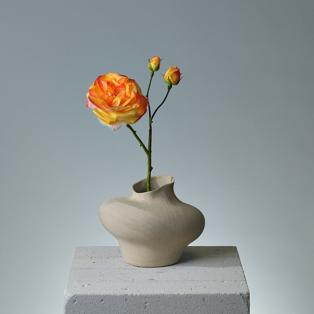 Konstgjord Ros i färgen Gul/Orange Utslagen med Knoppar. Bilden visar en styck - FLORISSMA