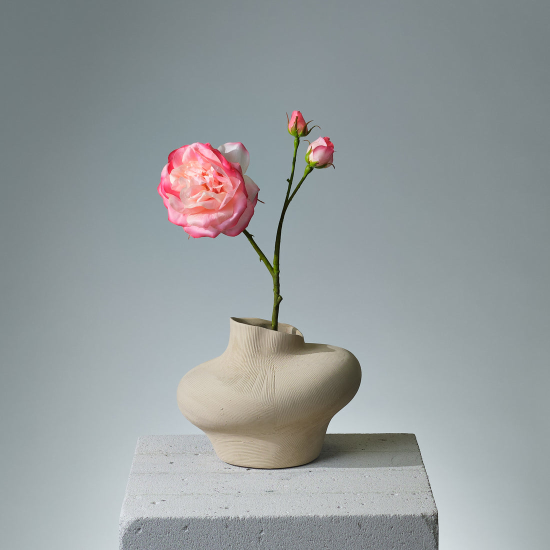 Konstgjord Ros i färgen rosa Utslagen med Knoppar. Bilden visar en styck - FLORISSMA