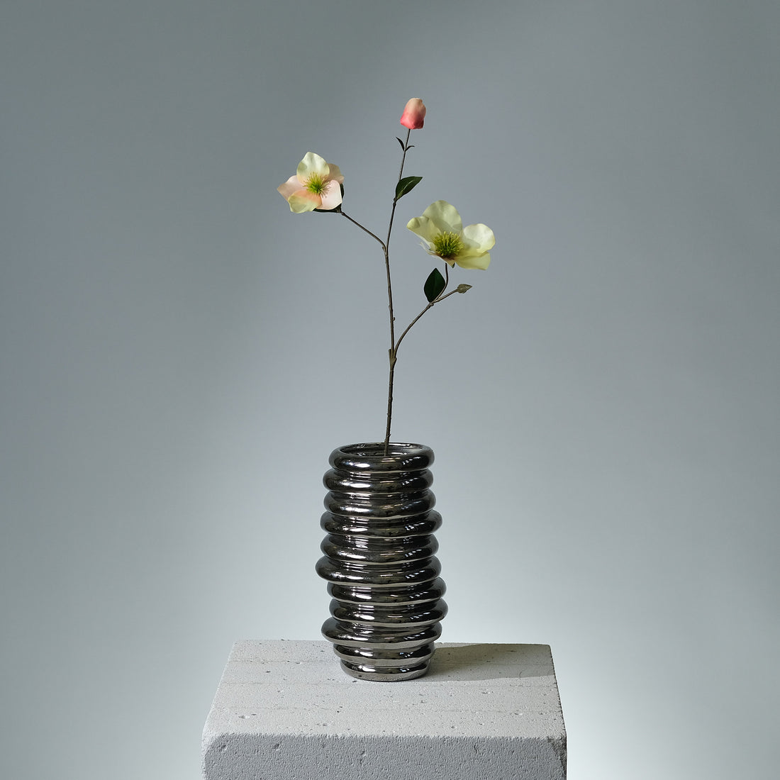 Konstblomma Julros Persika/Grön stående i en silvervas - FLORISSMA