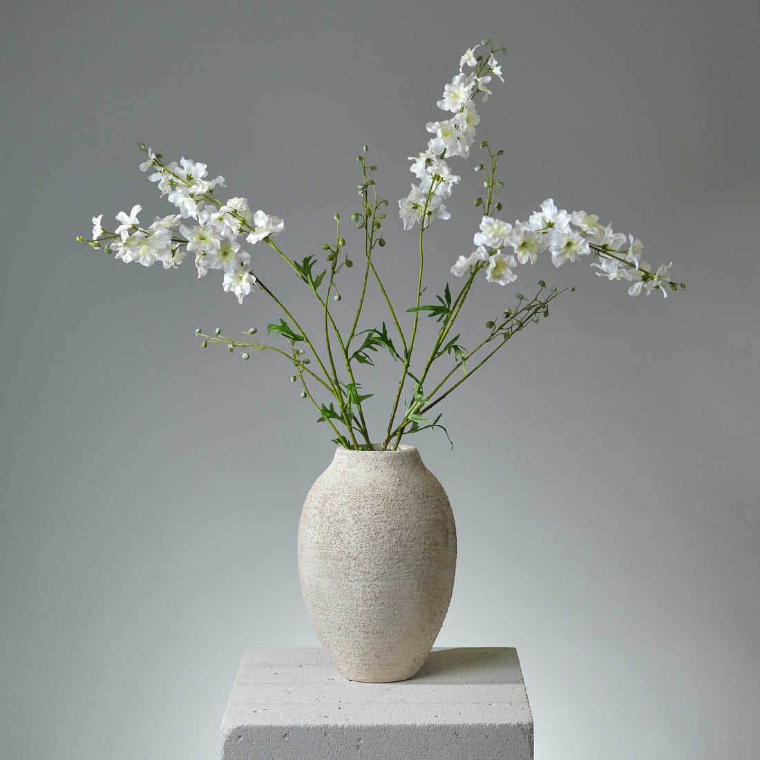 Riddarsporre Cremé Konstblomma i Vitt - FLORISSMA. Denna visar flera snittblommor