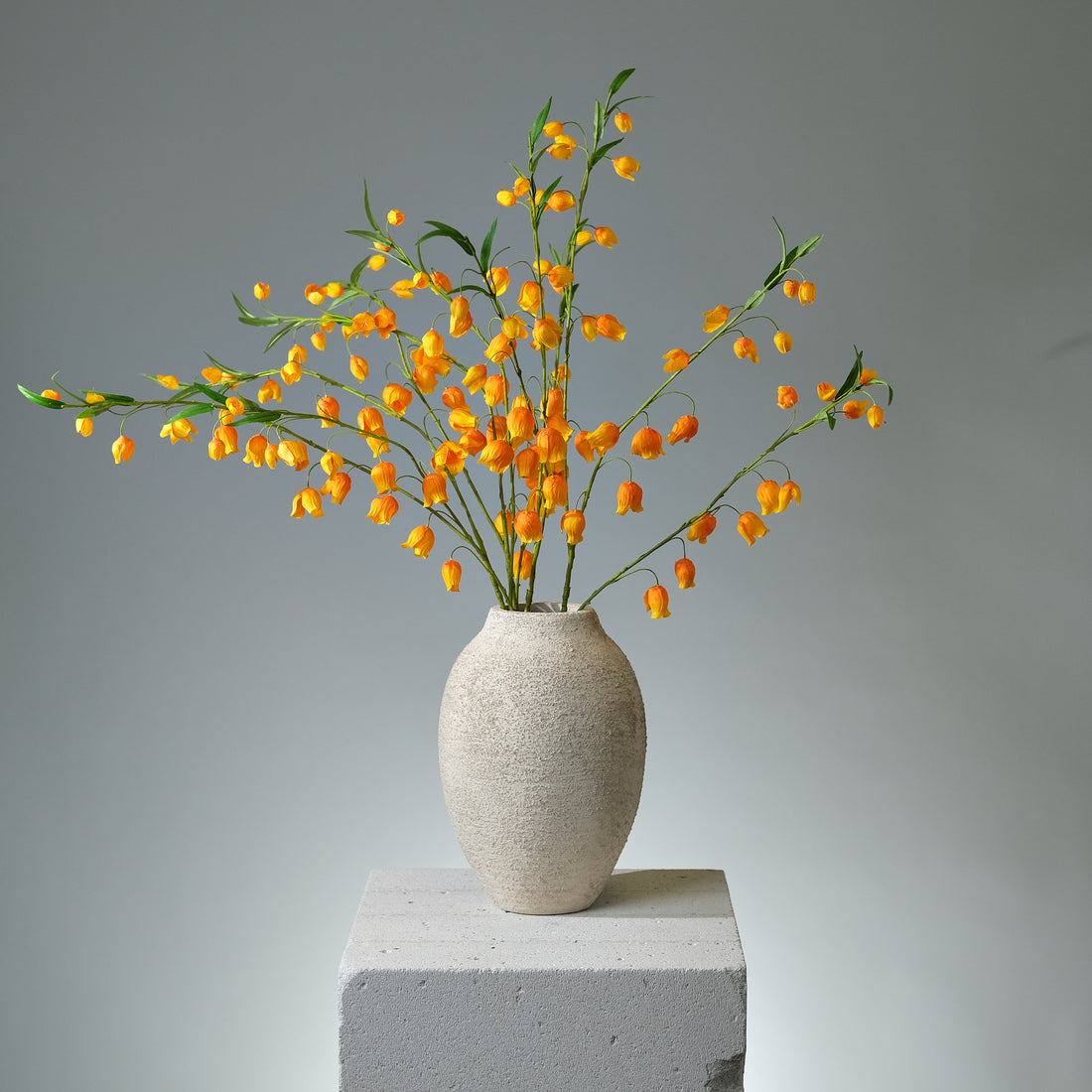 Sandersonia Orange konstblomma i orange som består av flera kvistar - FLORISSMA