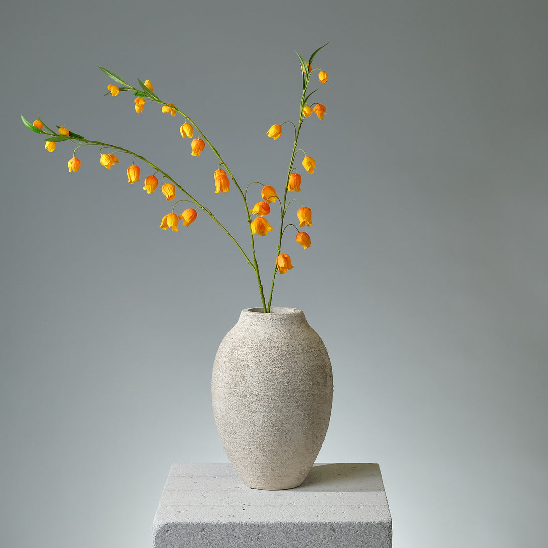 Sandersonia Orange konstblomma i orange som består av en kvist - FLORISSMA