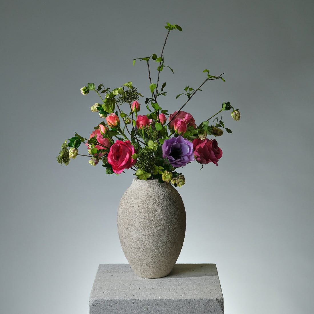 Bukett i konstblommor med rosa rosor, lavendelfärgade anemoner, grön hortensia, lavendelgrön humle och gröna ginkgoblad – i en elegant och naturlig komposition - FLORISSMA