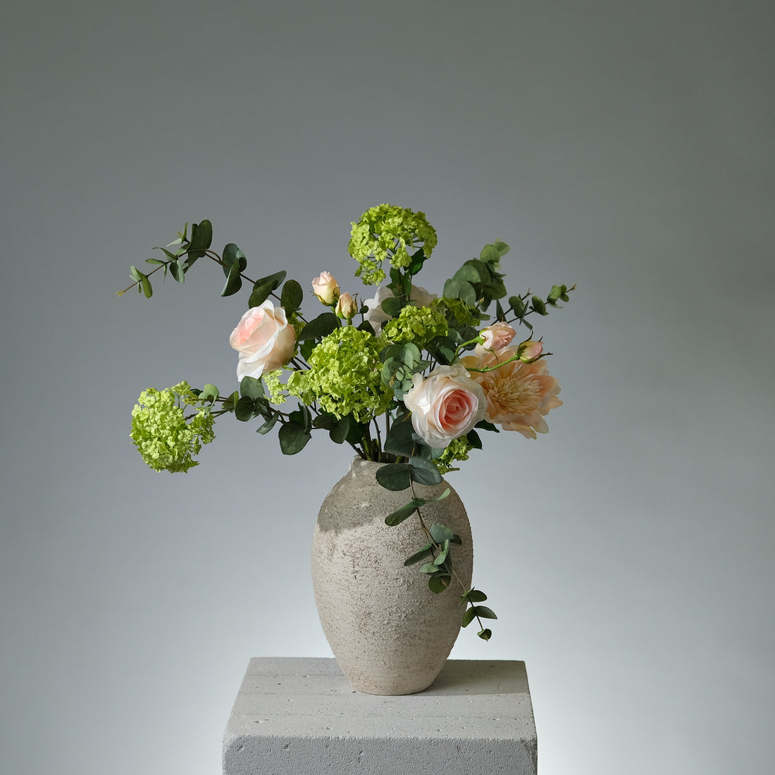 Konstgjord bukett Flora Bell med persikorosor, pion, crèmefärgad ranunkel, gröna snöbollar och eukalyptus – romantisk och stilren i designen - FLORISSMA