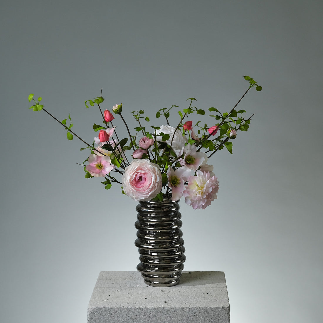 Bukett i konstblommor med rosa julrosor, krämfärgade dahlior, persikofärgade ranunkler och grön ginkgo i romantisk och stilren uppsättning - FLORISSMA