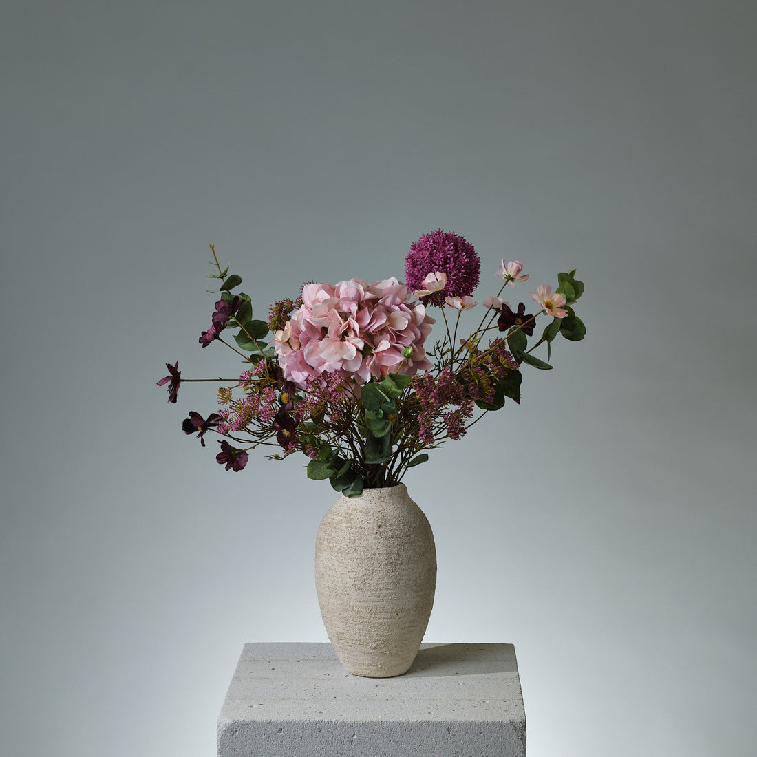 Konstgjord bukett Allium of Cosmos med allium, ljusrosa hortensia, burgund- och crèmefärgad kosmos, lavendelvildmorot och grönt eukalyptusbladverk - FLORISSMA