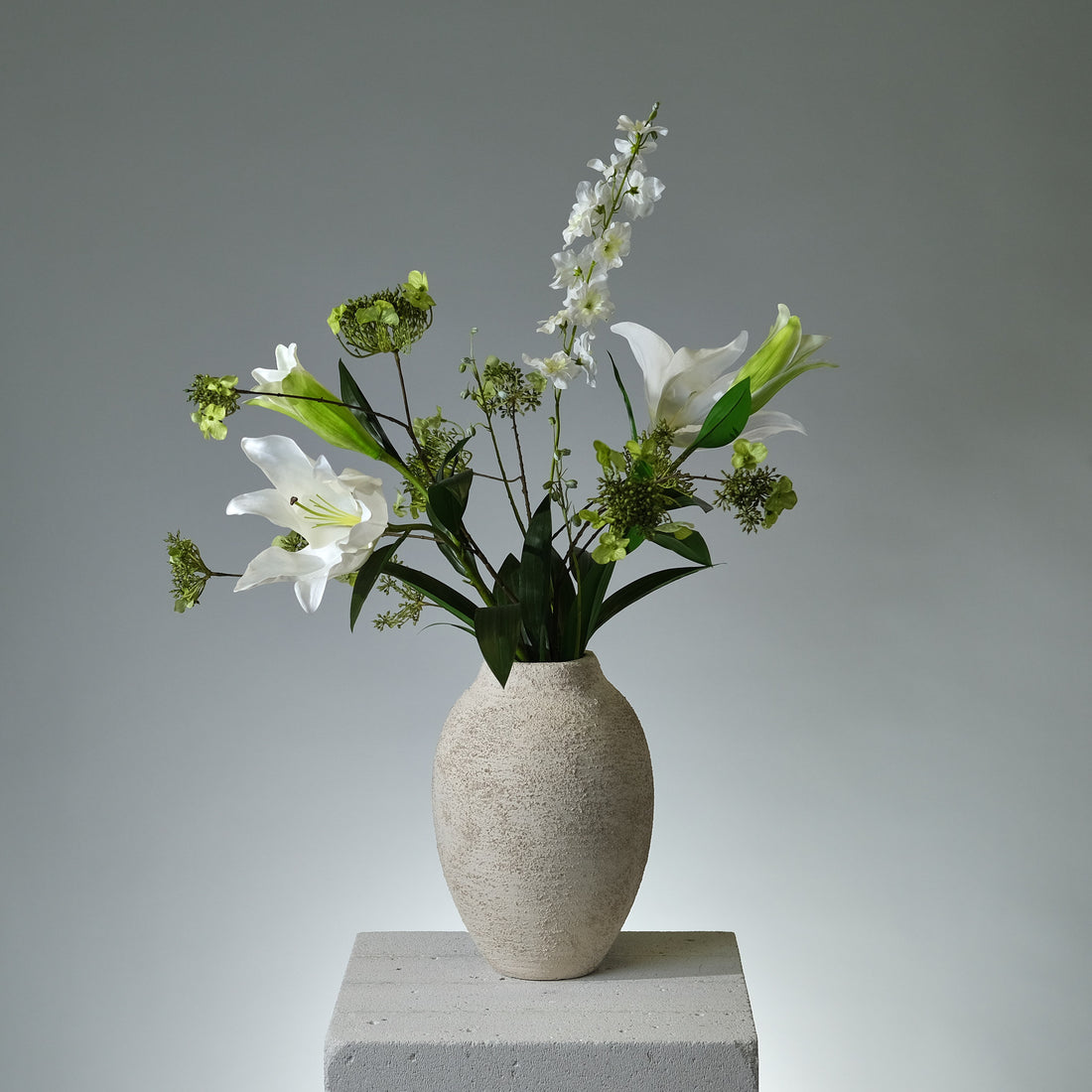 Konstgjord bukett Camille Bloom med två gröna hortensior, två vita liljor och en krämfärgad riddarsporre – elegant och underhållsfri blomsterdesign - FLORISSMA