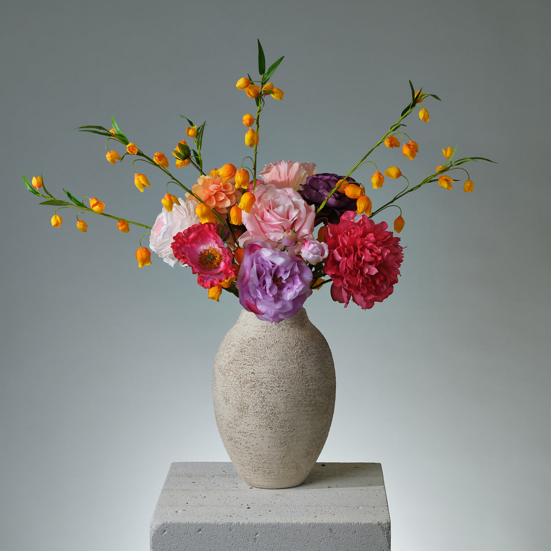 Konstgjord bukett Orange Juice med pion, gul-orange dahlia, vallmo, sandersonia, lavendelrosor och ranunkler i somriga nyanser – naturtrogen och färgstark- FLORISSMA