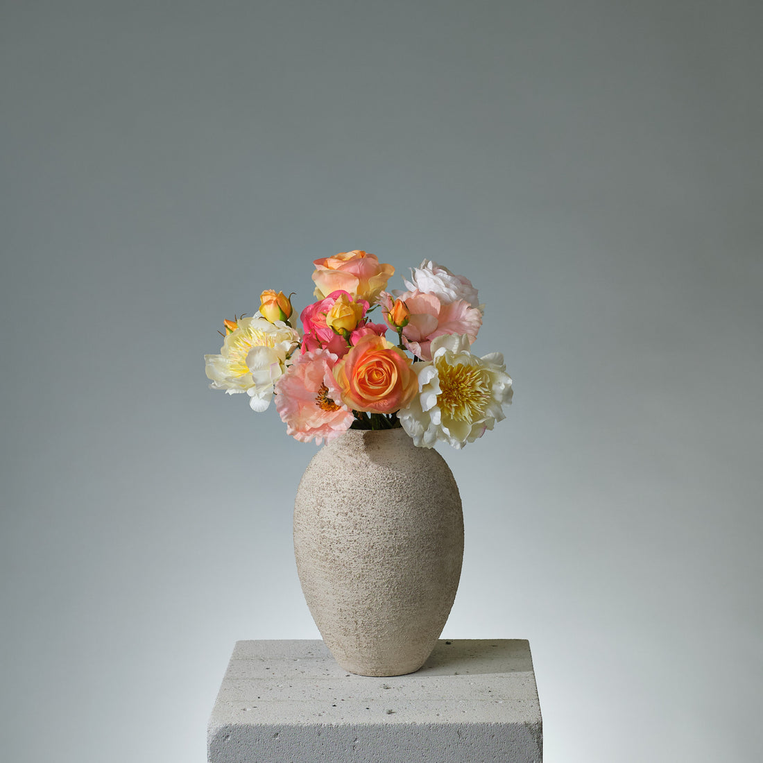 Konstgjord bukett Marigold med crème pioner, rosa vallmo, persika ranunkel samt gula och rosa rosor – färgstark och naturtrogen design - FLORISSMA