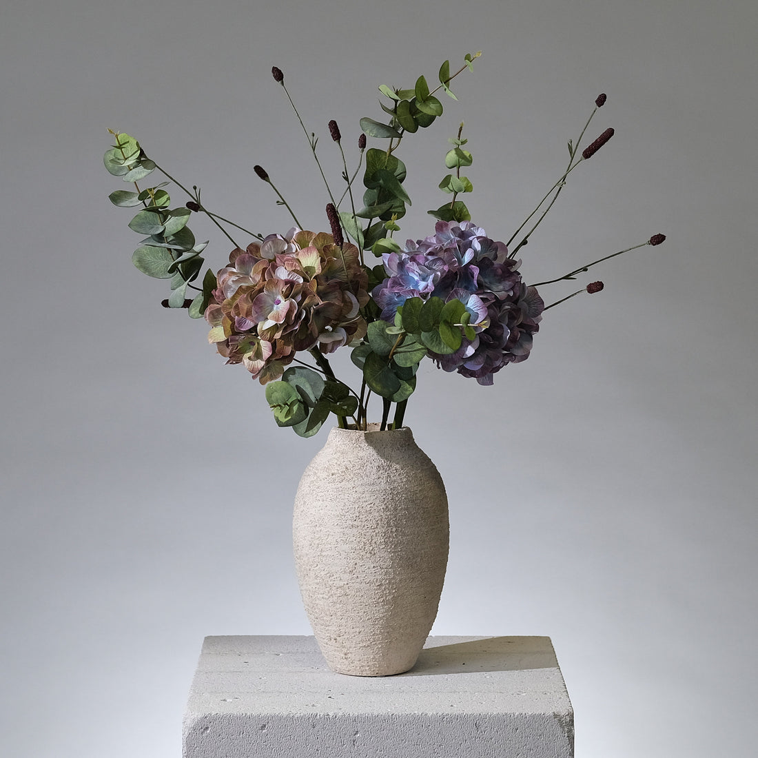 Konstgjord bukett Blue Pearl med blå och gröna hortensior, eukalyptus och pimpernell i naturtrogen design. - FLORISSMA
