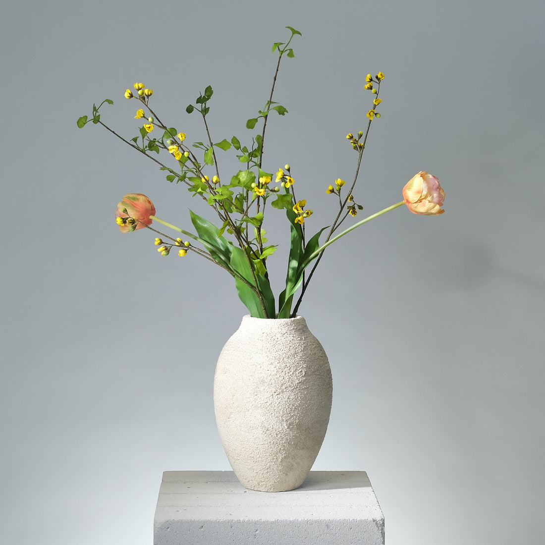 Konstgjord bukett Spring Lush med tulpaner, gula körsbärsblommor och gröna ginkgogrenar i ljus vårdesign - FLORISSMA