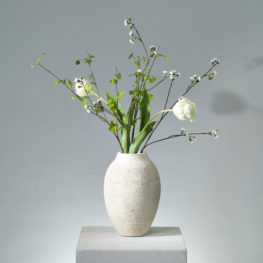 Konstgjord bukett Frozen Bloom med vita och rosa sidenblommor i frostinspirerad, elegant design. - FLORISSMA