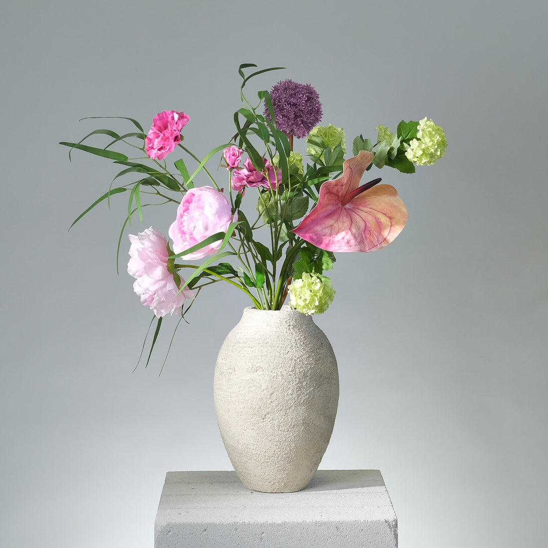 Konstgjord bukett i lila och rosa nyanser med realistiska blommor – en elegant och underhållsfri inredningsdetalj. - FLORISSMA